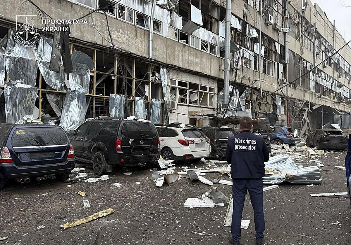 Eescatistas ucranianos trabajan en el lugar del impacto de un cohete en Dnipropetrovsk, Ucrania.