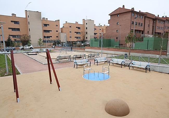 Uno de los parques infantiles, y aurbanizado pero rodeado de vallas que impiden su uso.