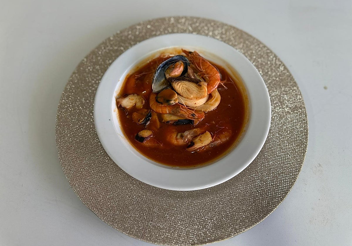 Sopa de marisco elaborada por Píos, uno de los platos de su carta de Navidad