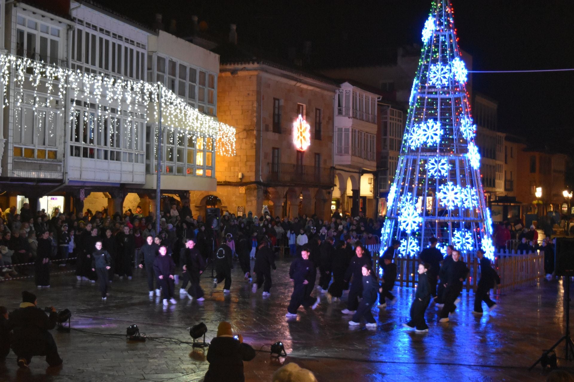 Aguilar recibe a la Navidad con luces y chocolate