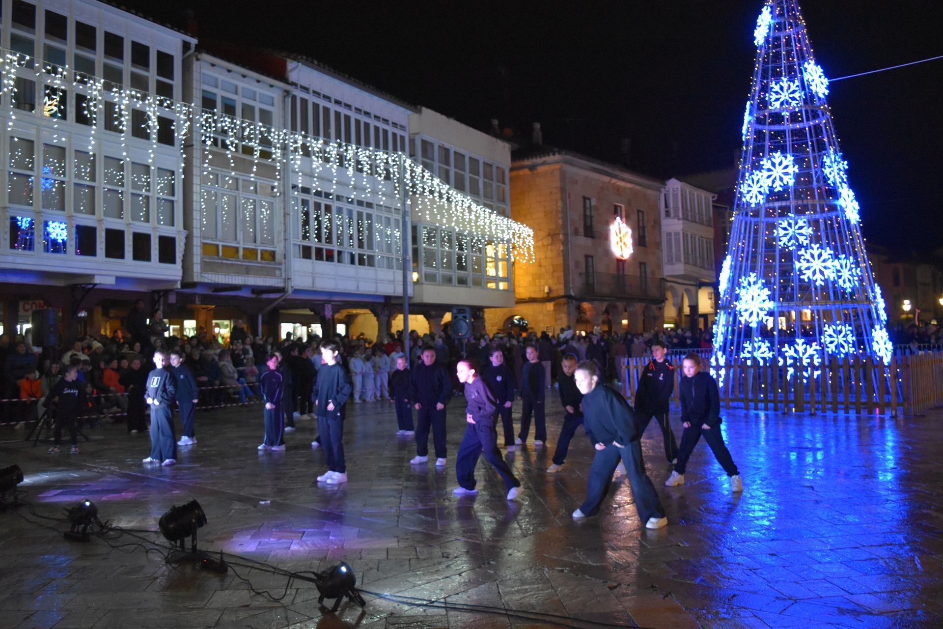 Aguilar recibe a la Navidad con luces y chocolate