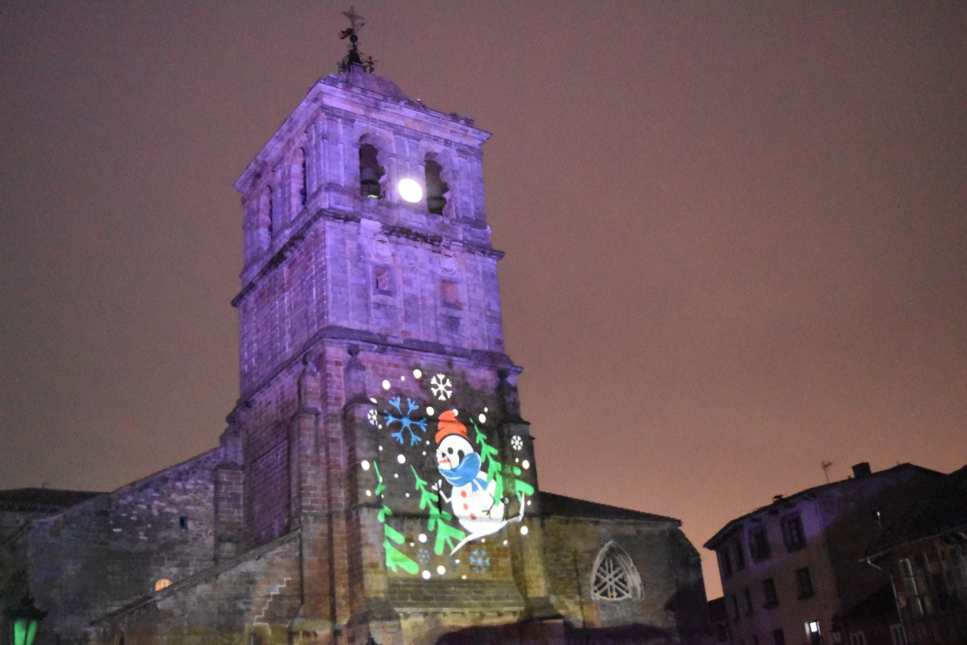 Aguilar recibe a la Navidad con luces y chocolate