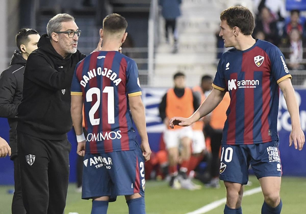 Jon Pérez 'Bolo' da indicaciones desde la banda durante el Huesca-Sporting de hade dos jornadas