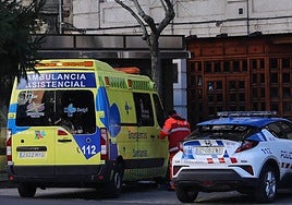 Ambulancia y Policía Local de Palencia, en una imagen de archivo.