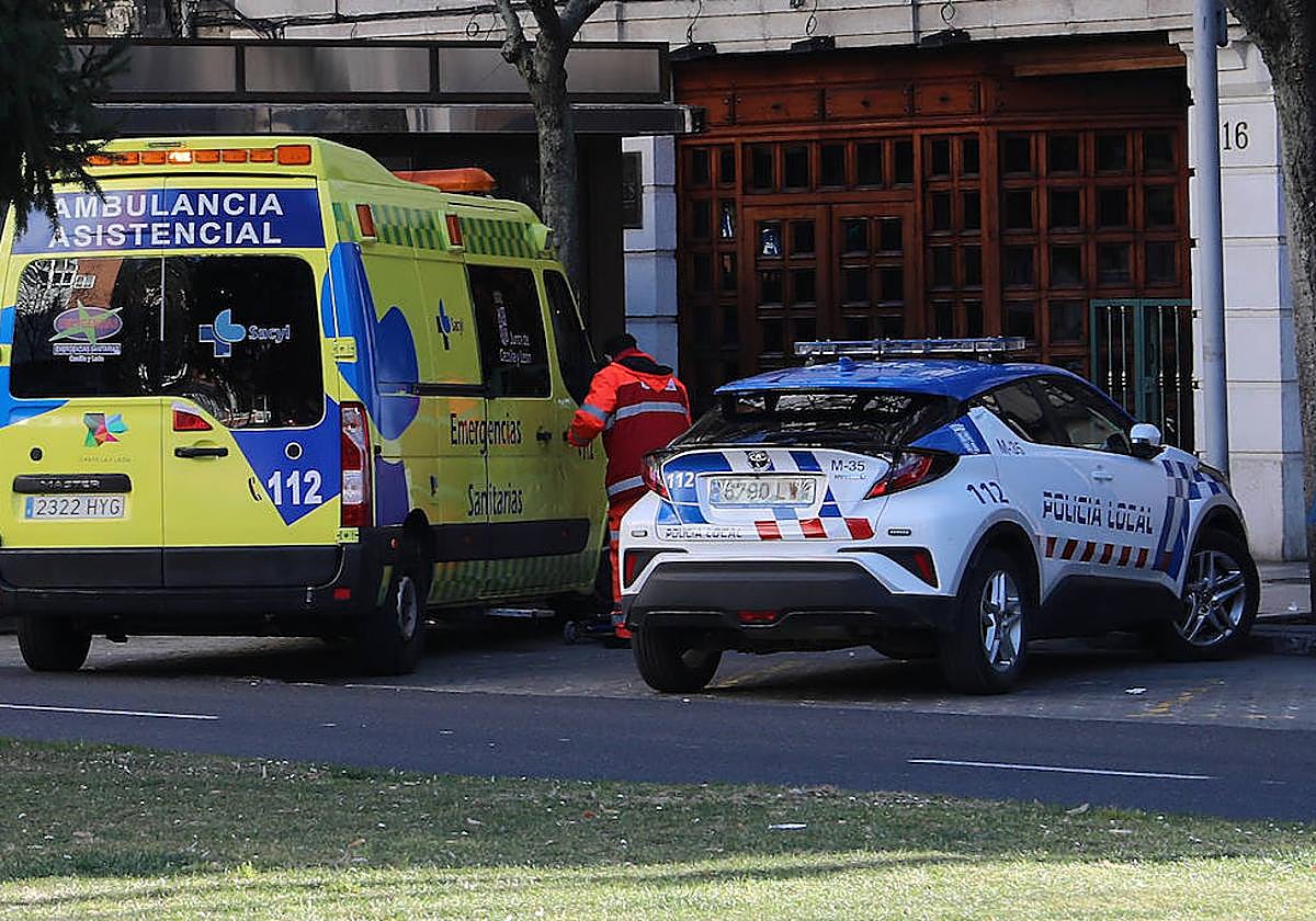 Ambulancia y Policía Local de Palencia, en una imagen de archivo.