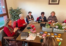 Las mujers de Salinas de Pisuerga, en plena tarea.