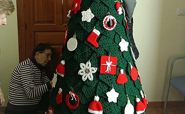 Detalles navideños sobre uno de los árboles.