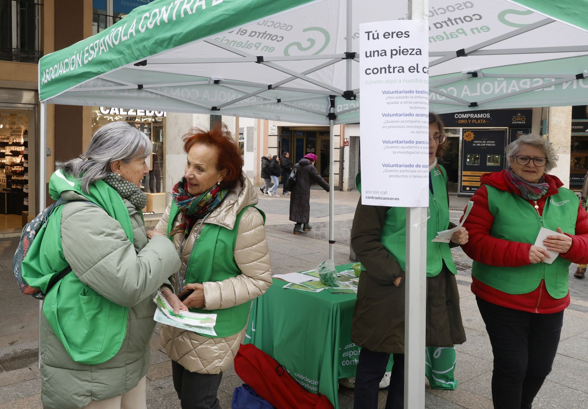 La Calle Mayor de Palencia se llena de zapatos