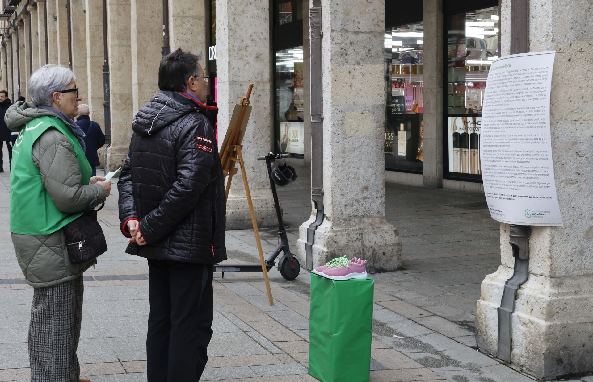 La Calle Mayor de Palencia se llena de zapatos