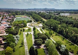 Vista aérea de la localidad donde destacan sus zonas verdes.