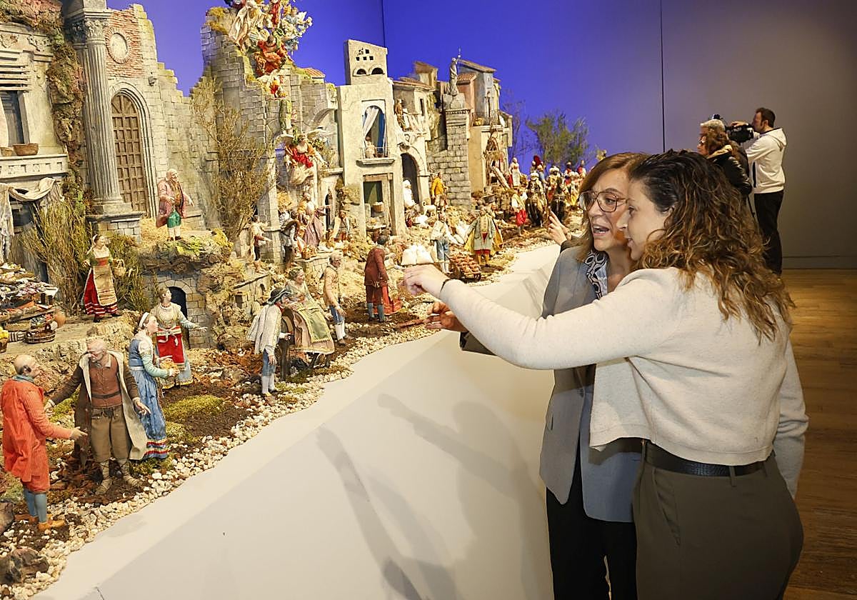 La diputada de Cultura y la presidenta de la Diputación contemplan los detalles del belén napolitano.