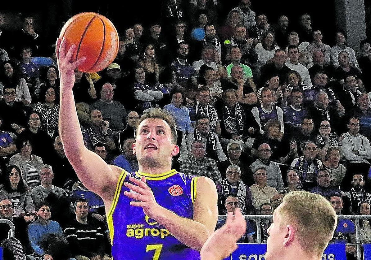 Xabi Oroz se eleva para encestar en el encuentro ante el Estudiantes del 21 de noviembre.