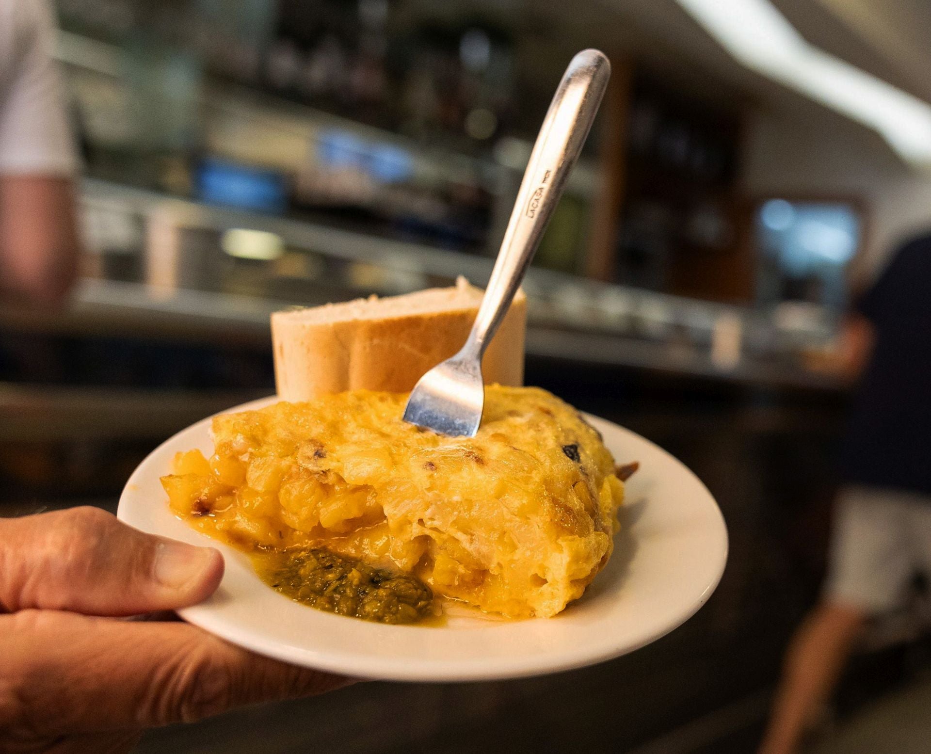 Pincho de tortilla en un bar.
