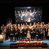 Foto de familia de todos los mencionados en el escenario del Teatro Principal María Luisa Ponte