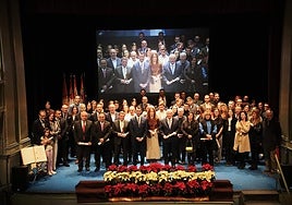 Foto de familia de todos los mencionados en el escenario del Teatro Principal María Luisa Ponte
