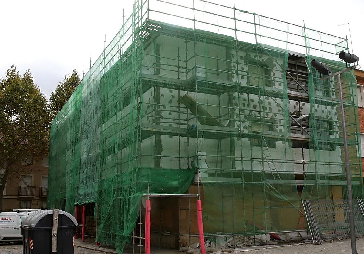 Obras en la fachada de un edificio de viviendas en el barrio de San Millán.