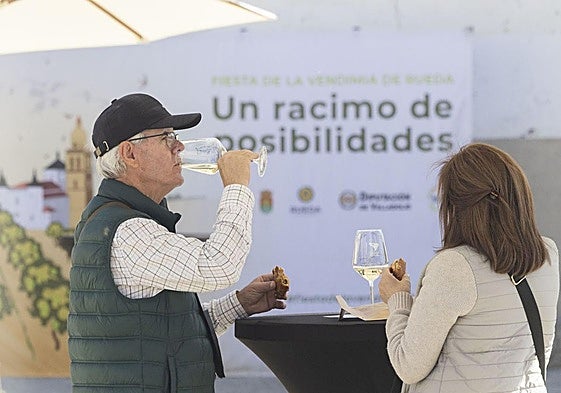Dos personas disfrutan del vino de Rueda en la Fiesta de la Vendimia.