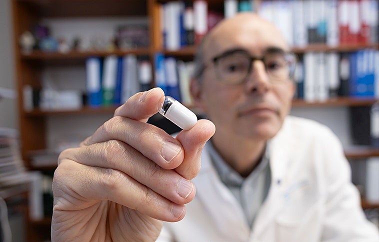El doctor Fernández Salazar muestra una cápsula endoscópica.