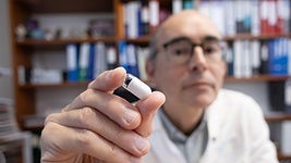 El doctor Fernández Salazar muestra una cápsula endoscópica.