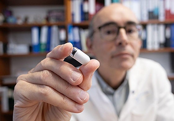 El doctor Fernández Salazar muestra una cápsula endoscópica.