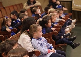 Los pequeños del colegio Maristas Centro Cultural observan con atención los proyectos.