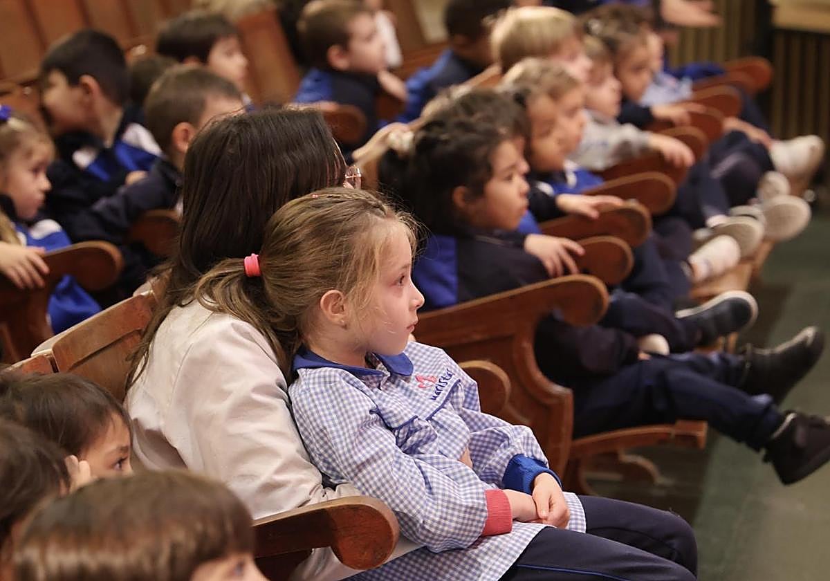 Los pequeños del colegio Maristas Centro Cultural observan con atención los proyectos.
