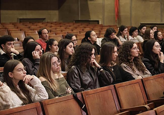 Estudiantes de la Universidad de Valladolid esperan la reacción de los niños a sus trabajos.