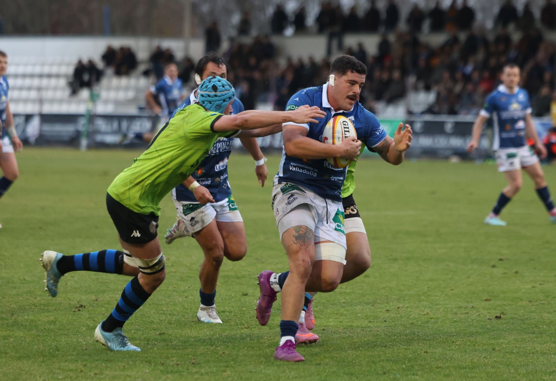Un jugador local protege el oval de un rival de Las Rozas.