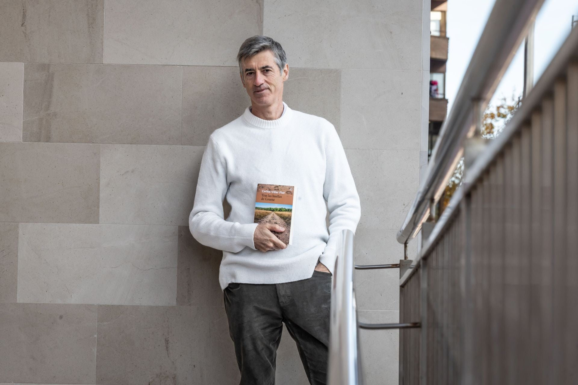 Carlos Villar Flor, junto a su libro publicado por Menoscuarto.