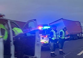 La Guardia Civil controla la seguridad en la zona a la espera de la retirada del tráfico.