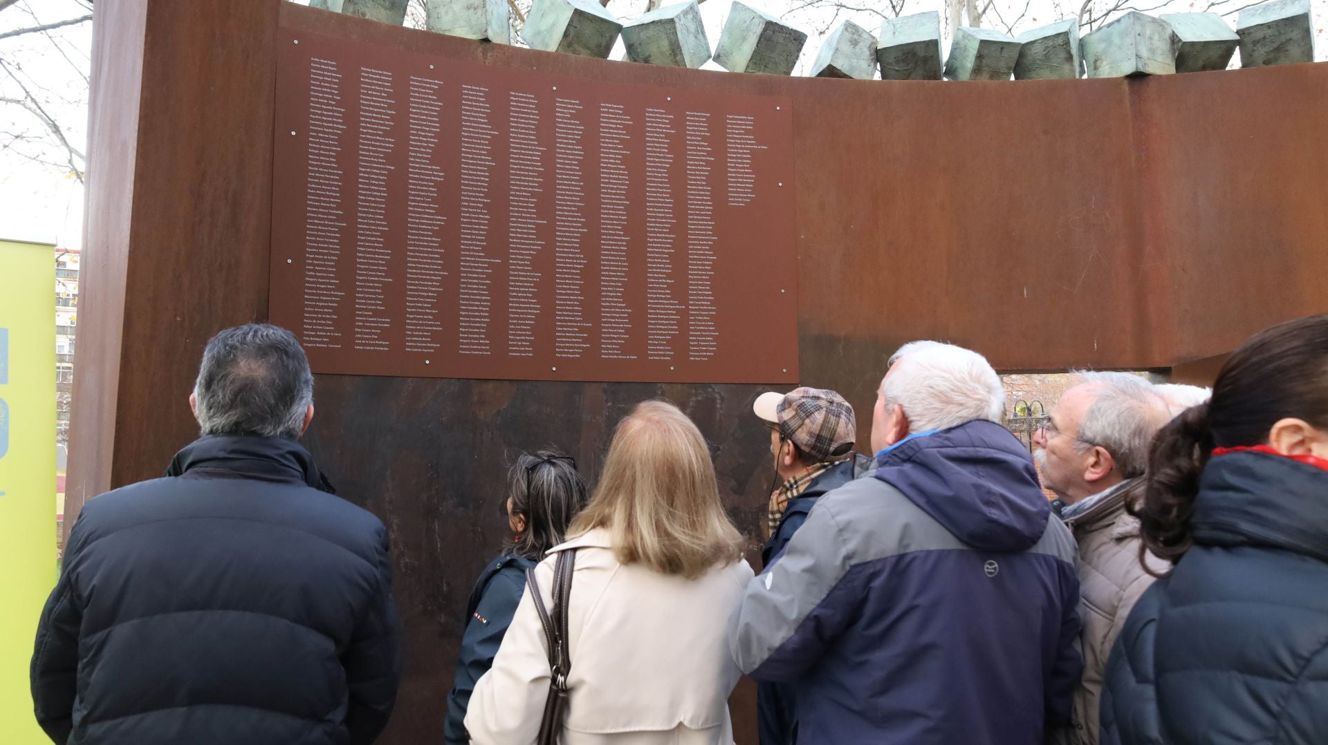 La placa con los nombres de los 497 represaliados franquistas vuelve a Palencia