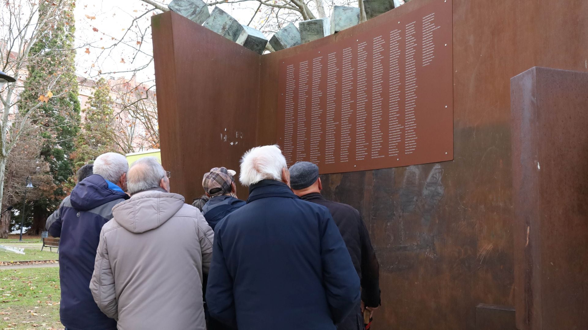 La placa con los nombres de los 497 represaliados franquistas vuelve a Palencia
