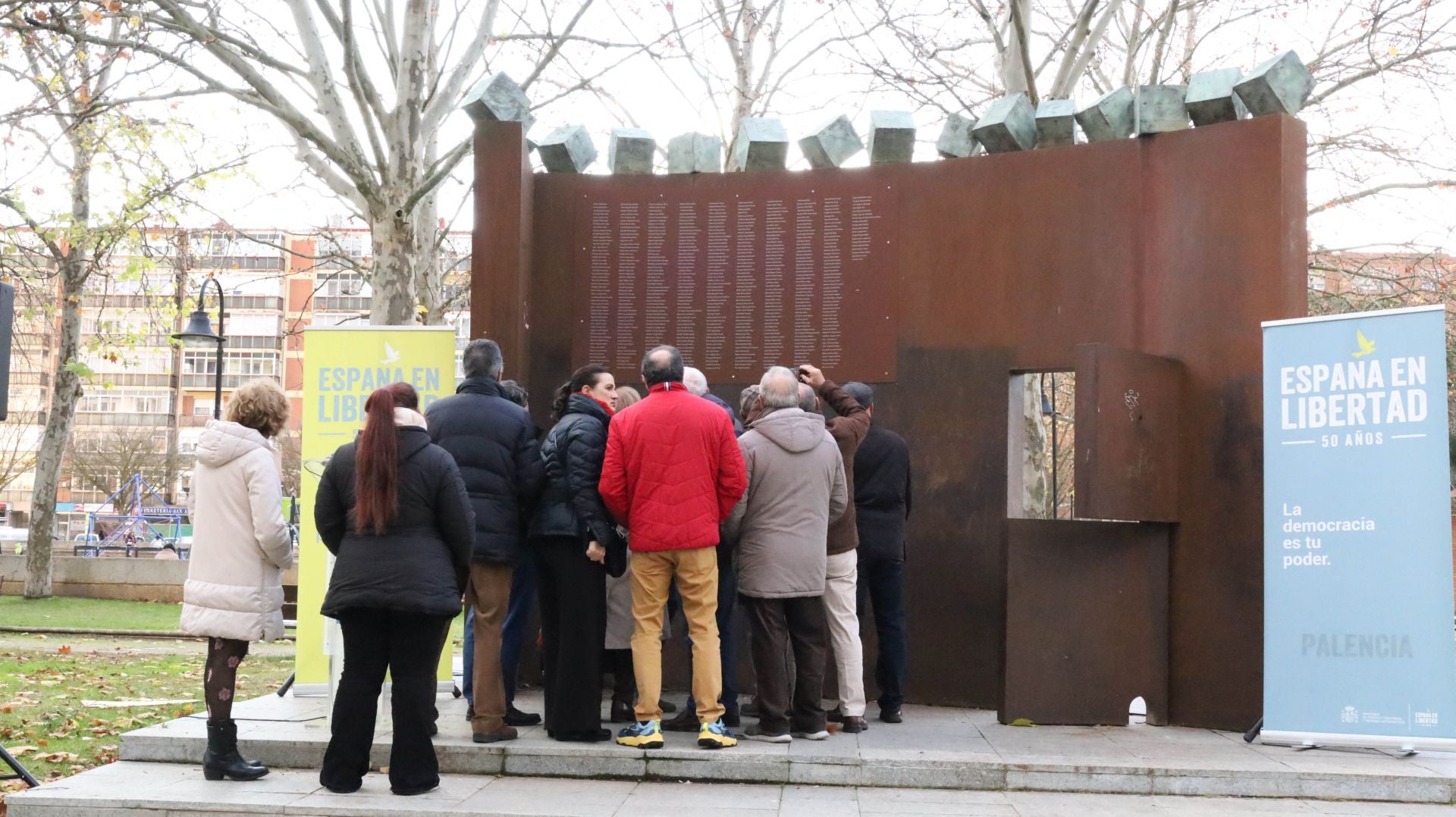 La placa con los nombres de los 497 represaliados franquistas vuelve a Palencia