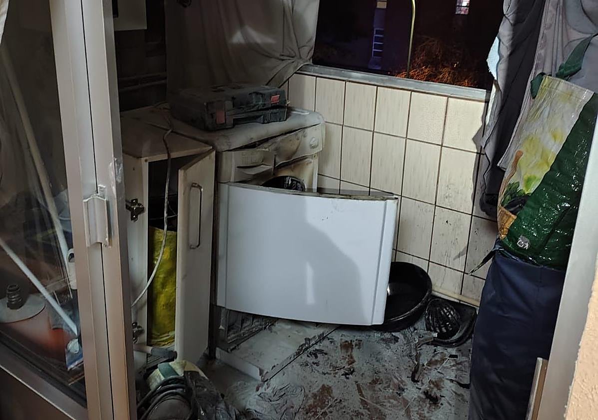 Estado en el que quedó la secadora tras el incendio.