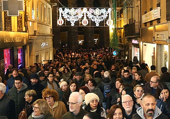 Calle Real de Segovia, abarrotada de vecinos y turistas este sábado por la noche.