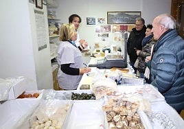 Tienda de La Cestilla, con los herederos de José Picó.