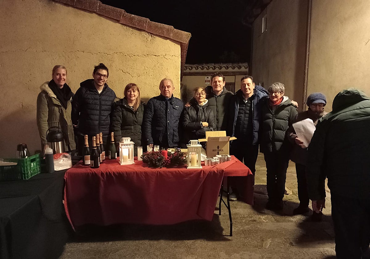 El alcalde, Francisco Rodríguez, y Carlos Ramírez, de Libros K, en el inicio de la actividad, junto a un grupo de vecinos