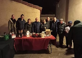 El alcalde, Francisco Rodríguez, y Carlos Ramírez, de Libros K, en el inicio de la actividad, junto a un grupo de vecinos