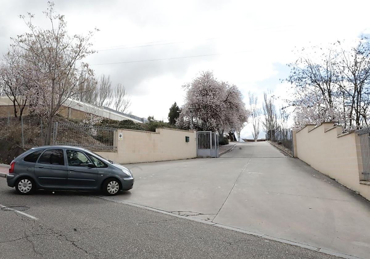 Acceso al centro de menores Zambrana de Valladolid, en una imagen de archivo.