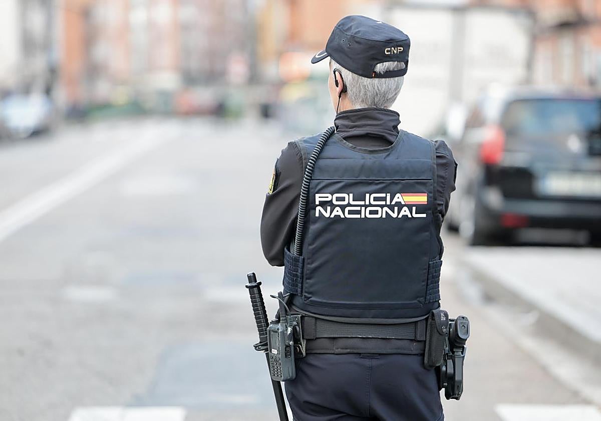 Un agente de Policía Nacional en Valladolid, en una imagen de archivo.