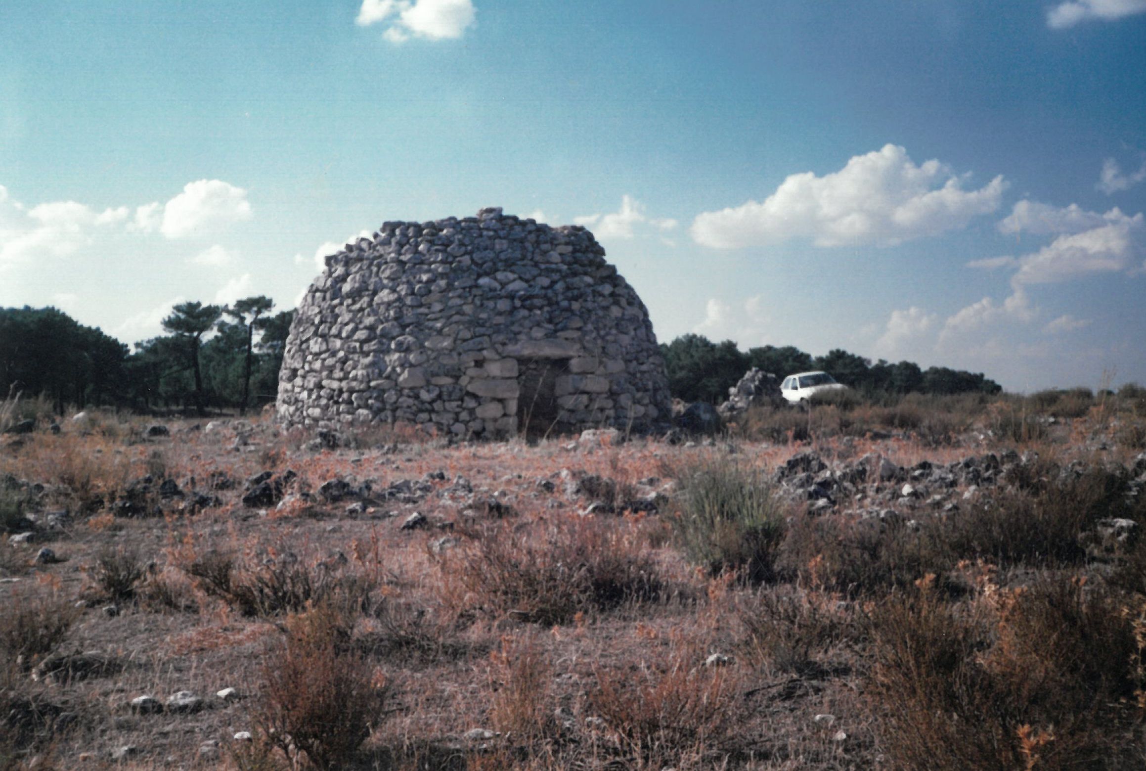 Pie original: «Chozo de 'Las ánimas', único que se conserva con más de trescientos años». 6 de noviembre de 1990.