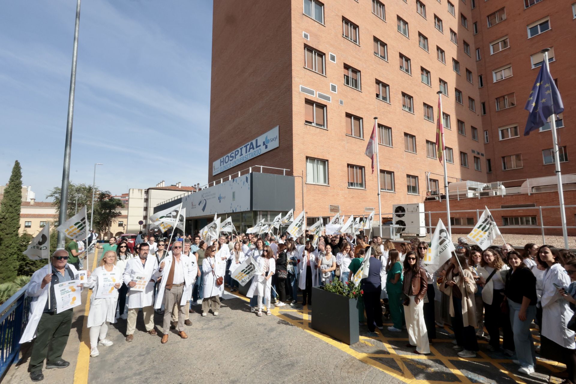 Concentración de médicos en la rampa del Clínico de Valladolid durante la jornada de huelga convocada el 3 de octubre.