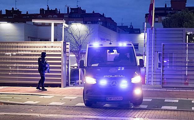 Salida del furgón policial con los detenidos a primera hora de la mañana de este domingo de la Comisaría de Delicias.