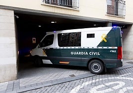 El furgón donde viajaba Luis Fernández, esta mañana de domingo, entrando en los juzgados de la capital.
