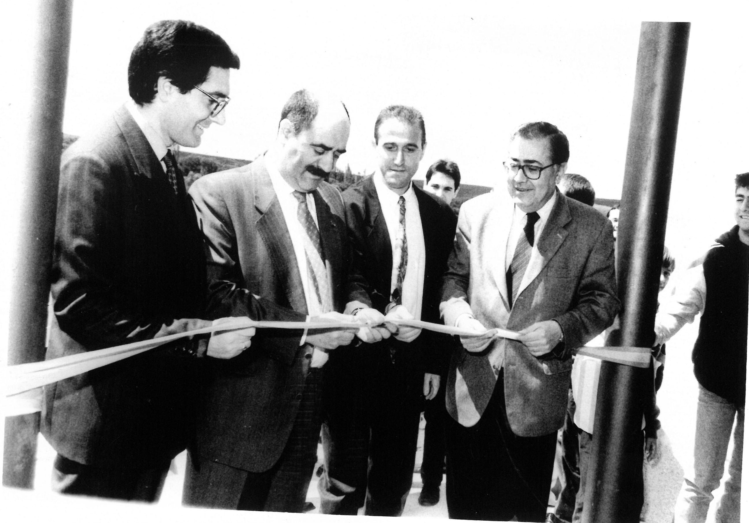 Las autoridades cortan la cinta inaugural de las piscinas municipales en mayo de 1998.