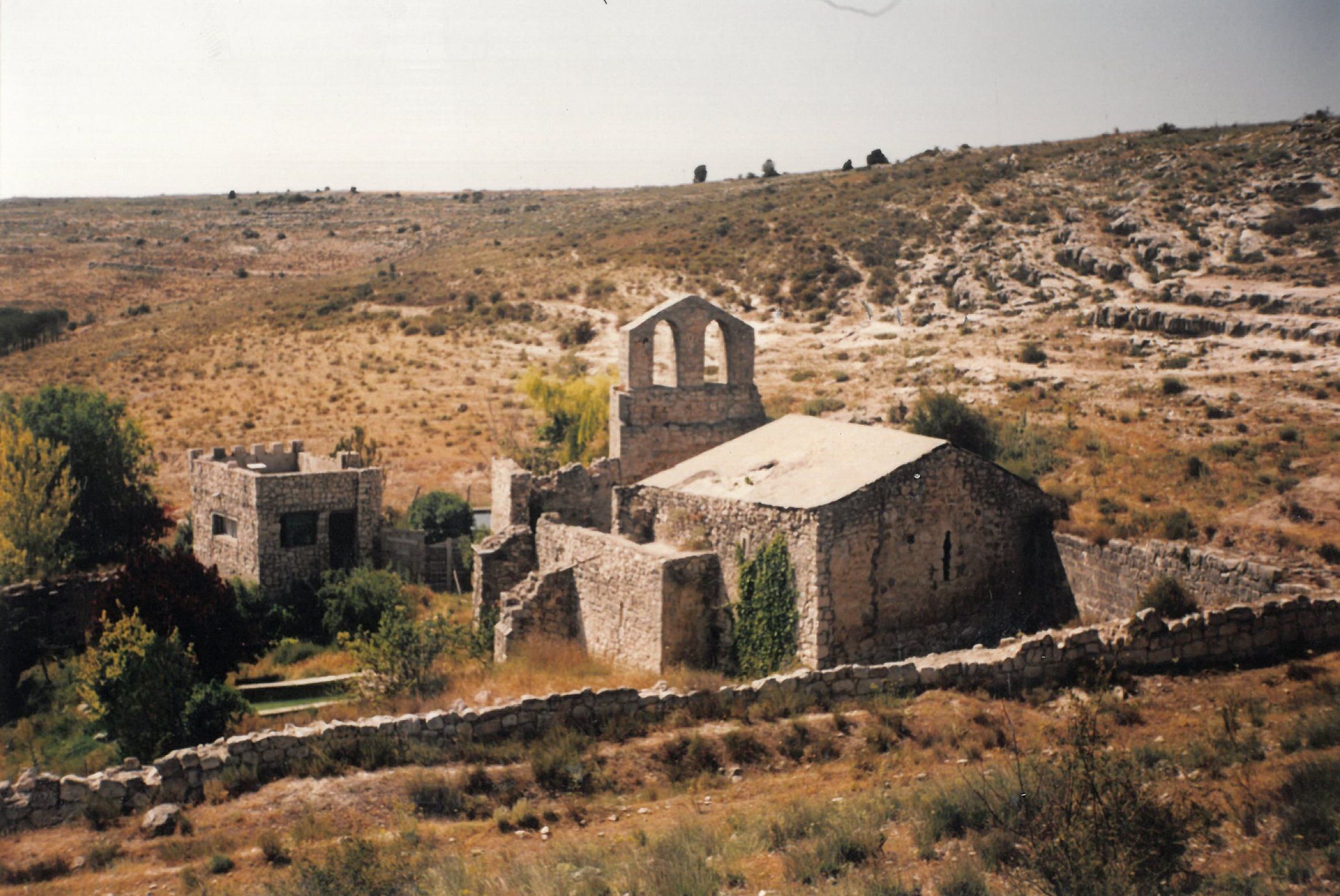 Monasterio cisterciense-templario del Espíritu santo, del siglo XII. Imagen tomada en agosto de 1989.