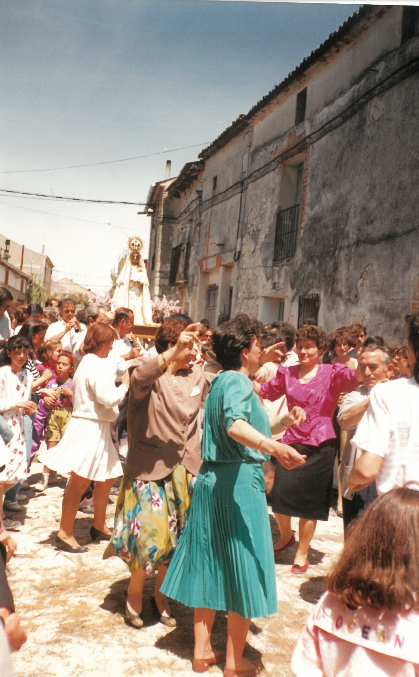 Los vecinos de San Miguel danzan jotas populares a la virgen. 25 de mayo de 1991.