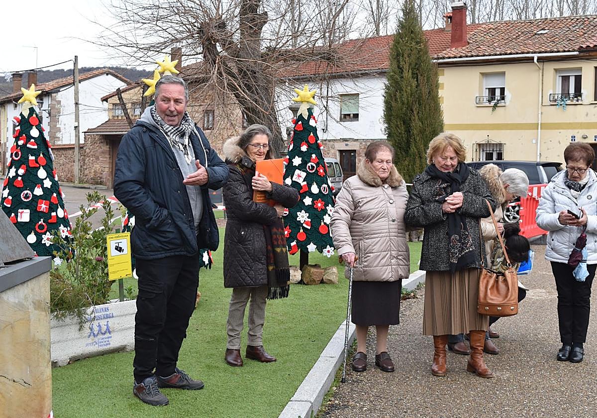 Salinas de Pisuerga se viste de Navidad con ganchillo