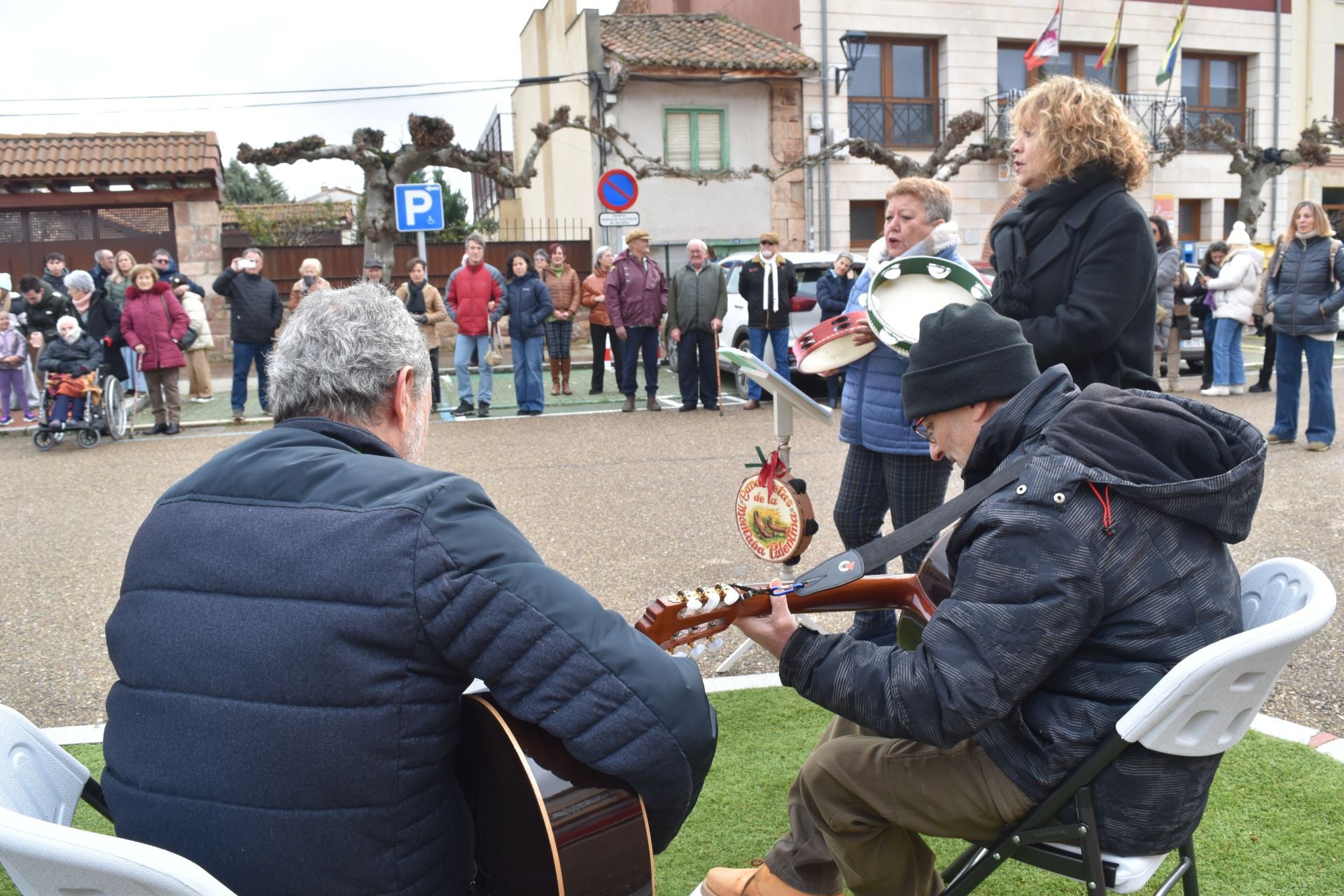 Salinas de Pisuerga se viste de Navidad con ganchillo