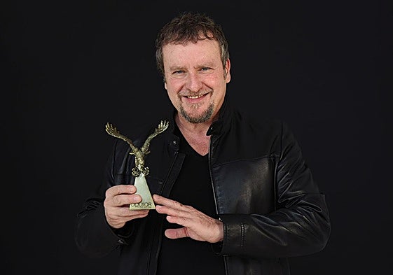 Fernando Cayo posa con el Águila de Oro.